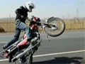 摩托车手公路上表演特技翘头转圈 (159播放)