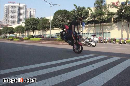摩托车特技抬头翘尾