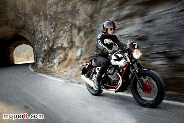 Moto Guzzi V7Ħг