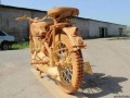 俄罗斯男子巧手完美打造木制摩托车模型