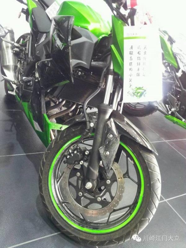 川崎摩托车碳纤纸的加贴，轮毂线的加贴