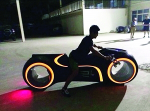 南京小伙花百万买“创战纪道具摩托车