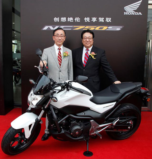 领导与新发布车型NC750S合影