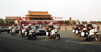 国宾护卫队官兵护卫着国宾前往人民大会堂