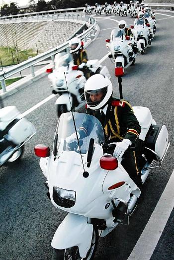 国宾摩托车护卫队官兵在进行弯道驾驶训练