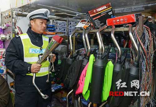 株洲交警查获一非法改装摩托车店