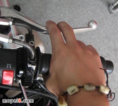 摩托车刹车手柄的三种操作方式
