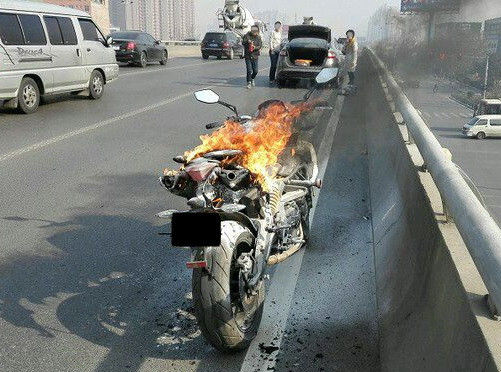 钱江黄龙600摩托车油路渗漏引起自燃
