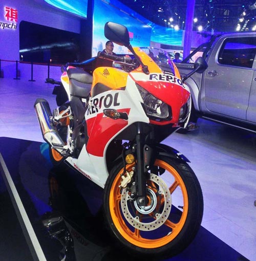 五羊本田大排量摩托车CBR300R
