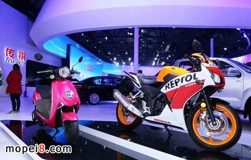 五羊本田大排量摩托车CBR300R与新能源摩托车净原V3