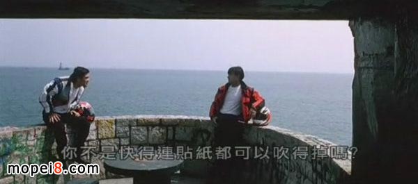 骑机车快到连贴纸都能被吹掉