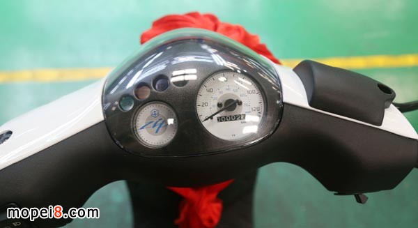 宗申•比亚乔ZIP全球销量50万辆纪念版踏板摩托车