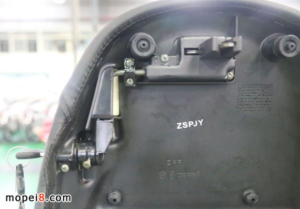 宗申•比亚乔ZIP全球销量50万辆纪念版踏板摩托车