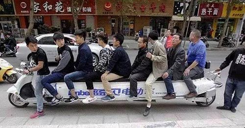 郑州街头长约4.7米的电动车