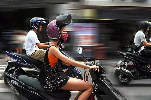 台北市民在市区道路上驾驶“机车