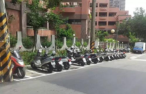 台北路边画出的摩托车停车位